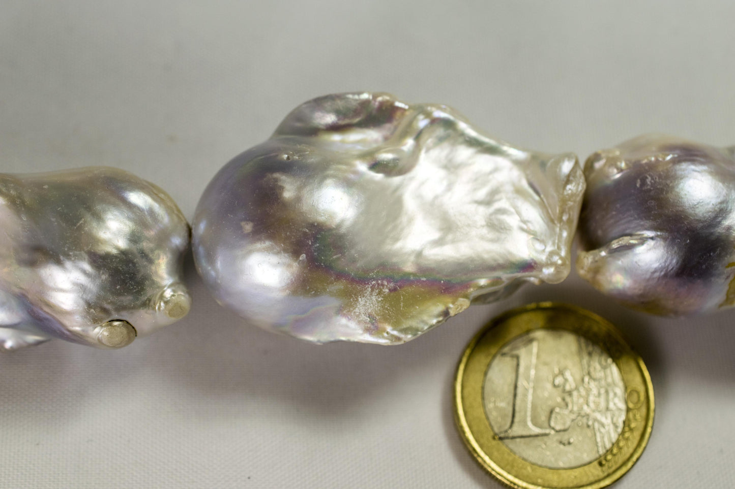 Barockperlenstrang 30x40 mm weiss mit Münze
