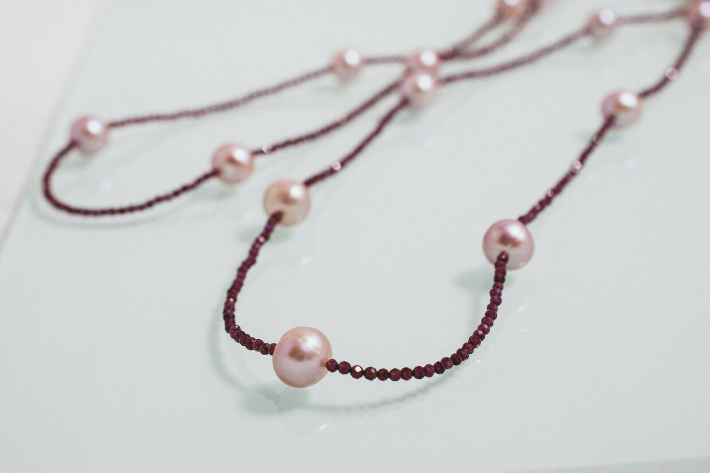 GARNET CHAMPAGNE Traumhafte facettierte Granate mit Zuchtperlen in 108 cm Länge