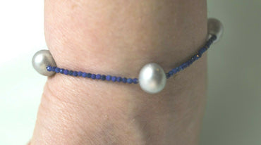 KING BLUE EVENING STAR LAPIS ARMBAND 2,5 mm facettiert mit 4 grauen Zuchtperlen