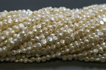 Süßwasserperlenstrang Weiß mit hohem Lüster in 4-4,5 mm
