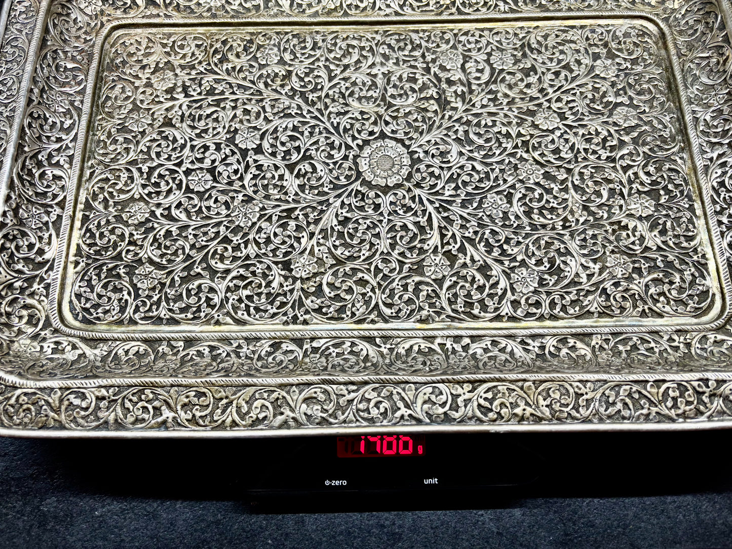 Wunderschönes Sterling-Silber Tablett 1486 g handgearbeitet in Repoussé-Technik