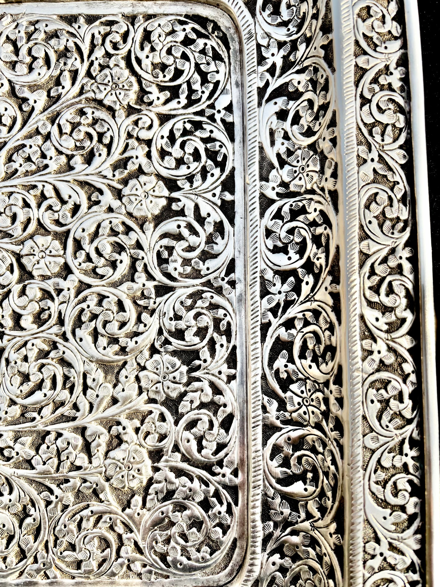 Wunderschönes Sterling-Silber Tablett 1486 g handgearbeitet in Repoussé-Technik