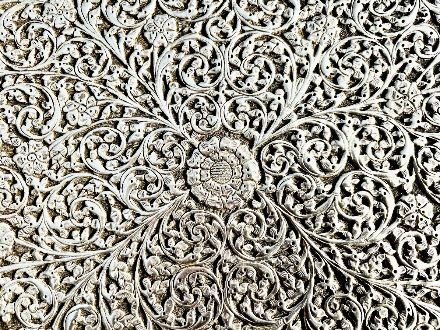 Wunderschönes Sterling-Silber Tablett 1486 g handgearbeitet in Repoussé-Technik