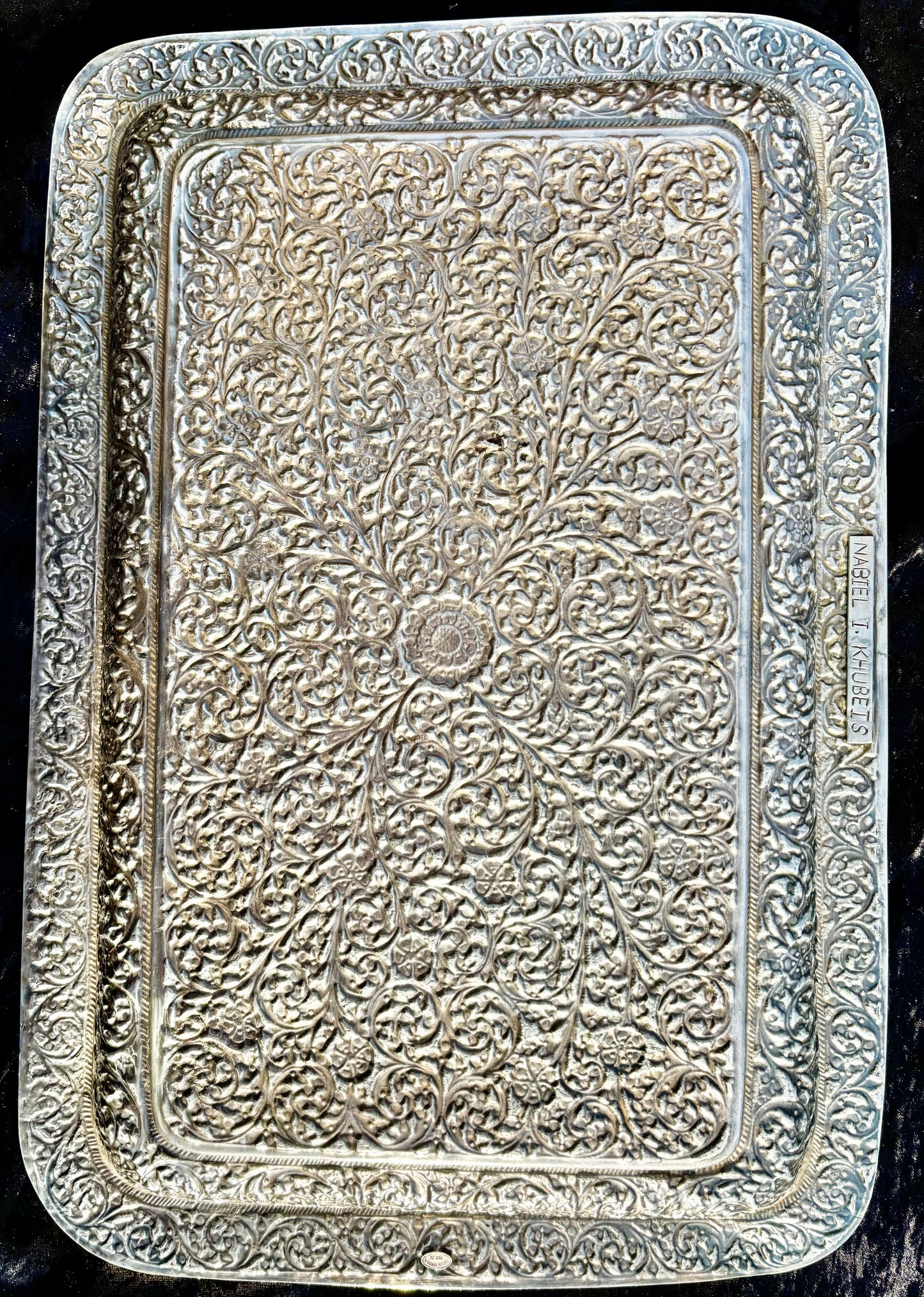 Wunderschönes Sterling-Silber Tablett 1486 g handgearbeitet in Repoussé-Technik