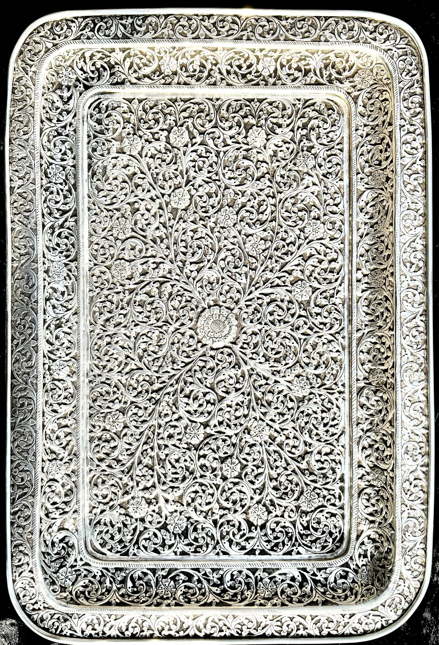 Wunderschönes Sterling-Silber Tablett 1486 g handgearbeitet in Repoussé-Technik