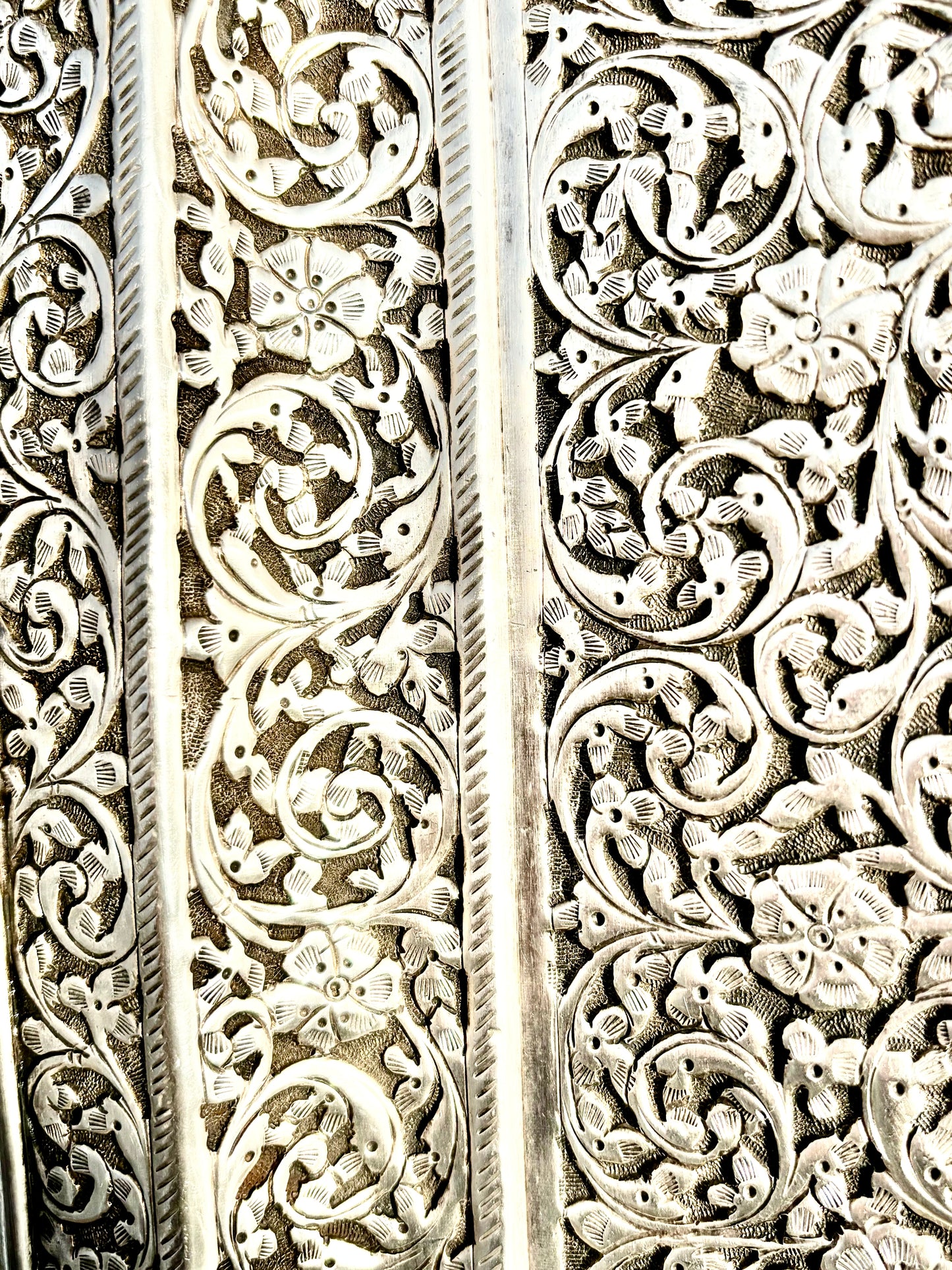 Wunderschönes Sterling-Silber Tablett 1486 g handgearbeitet in Repoussé-Technik