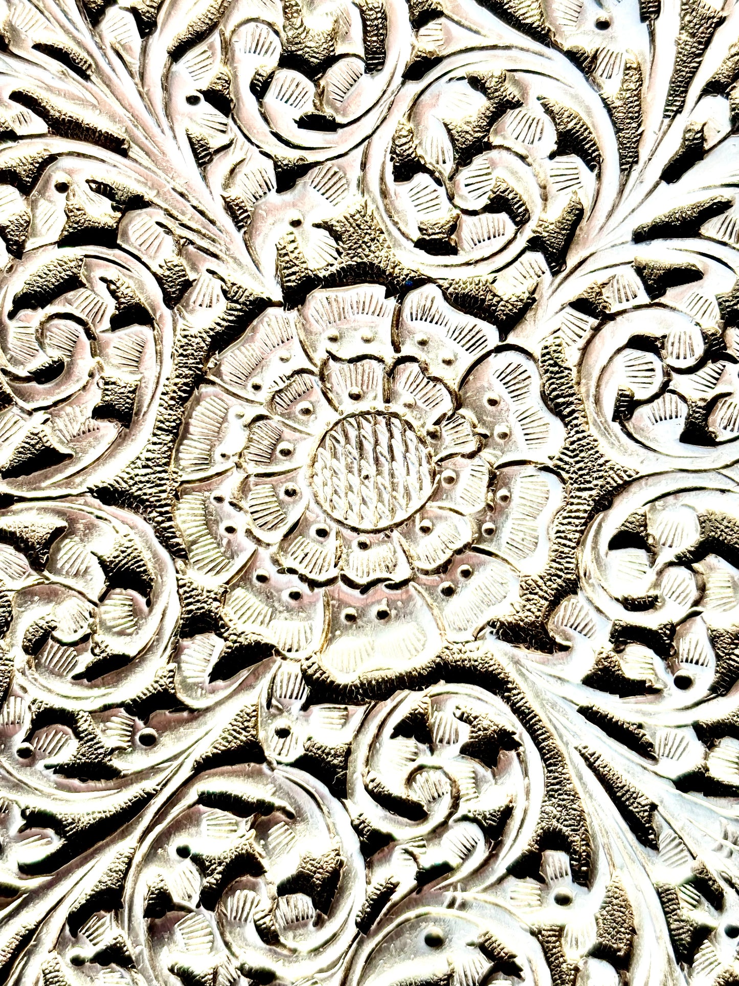 Wunderschönes Sterling-Silber Tablett 1486 g handgearbeitet in Repoussé-Technik