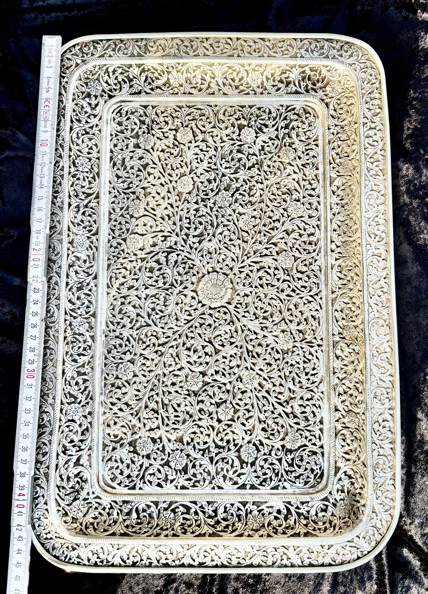 Wunderschönes Sterling-Silber Tablett 1486 g handgearbeitet in Repoussé-Technik