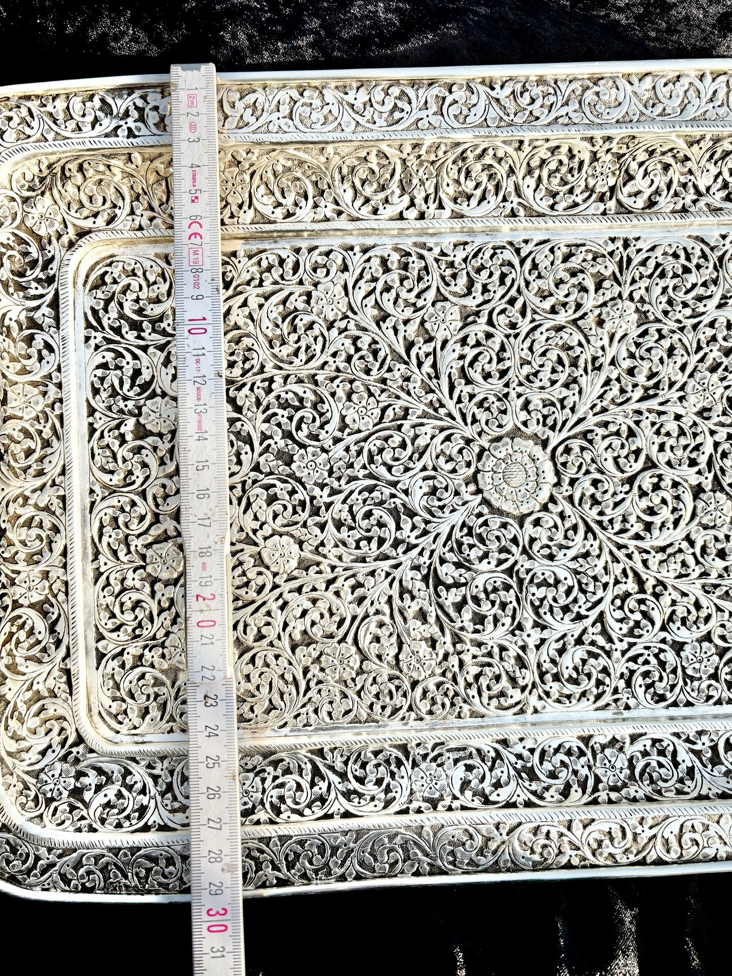Wunderschönes Sterling-Silber Tablett 1486 g handgearbeitet in Repoussé-Technik