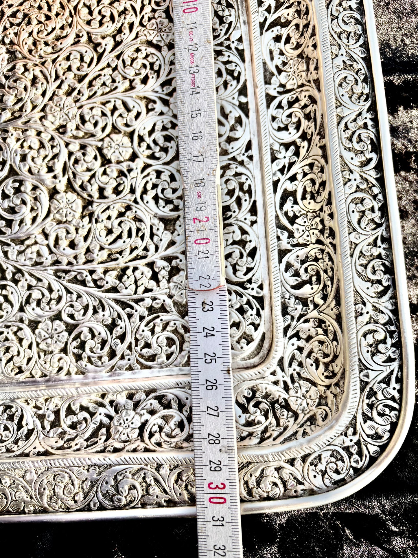 Wunderschönes Sterling-Silber Tablett 1486 g handgearbeitet in Repoussé-Technik