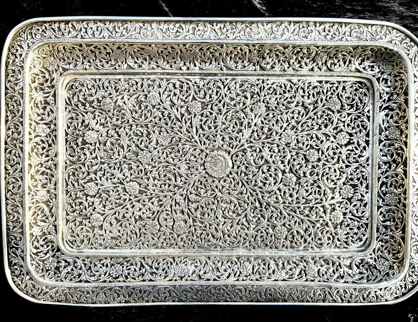 Wunderschönes Sterling-Silber Tablett 1486 g handgearbeitet in Repoussé-Technik