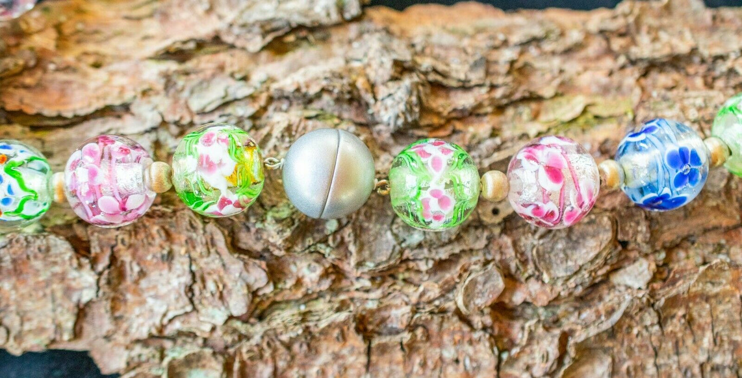 Traumhafte 18mm handverzierte Muranoglasperlenkette 22 Perlen mit Magnetschließe